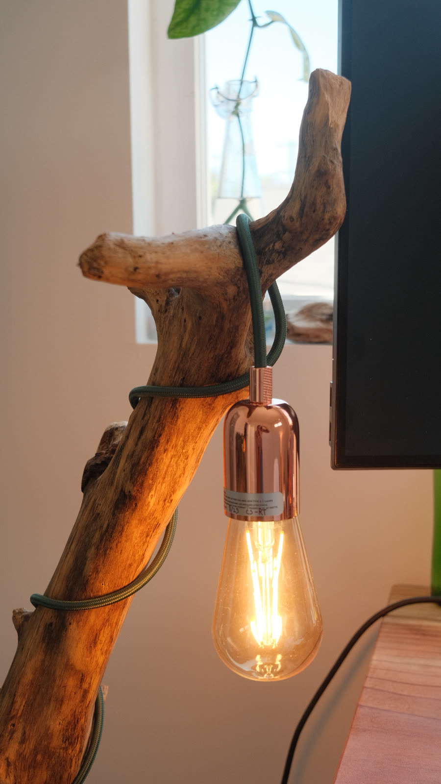 Driftwood lamp detail
